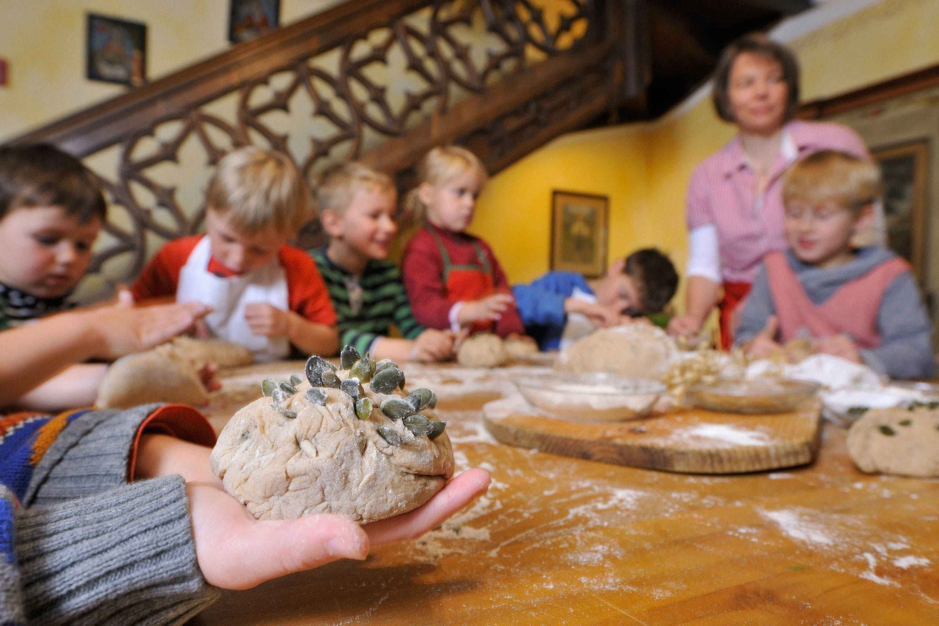 Kinder backen Brot am Moierhof am Chiemsee