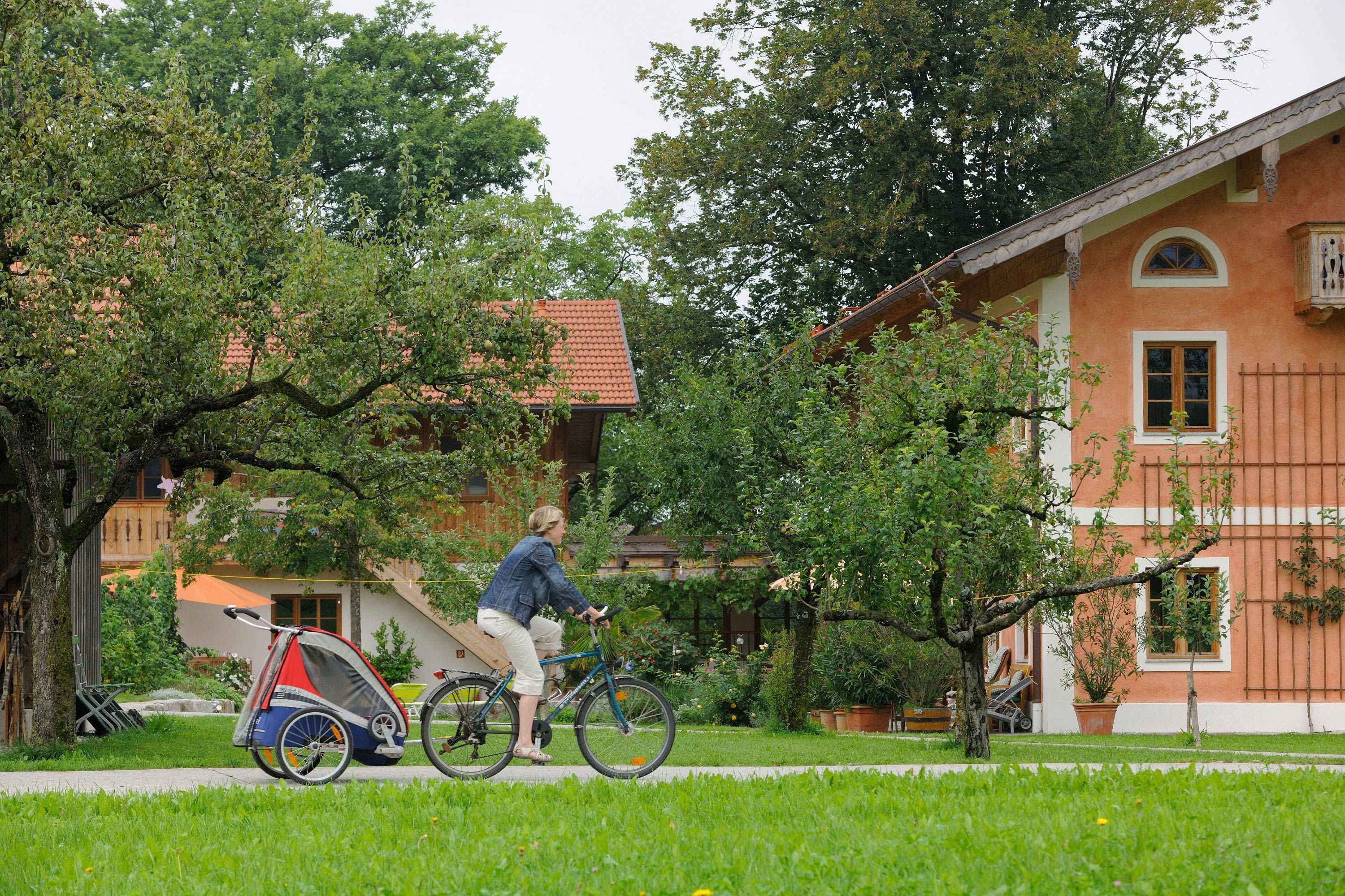 Radfahren mit Fahrradanhänger auf dem Moierhof