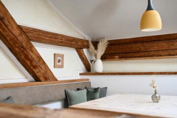 Esstisch aus Altholz in der Ferienwohnung Pferd