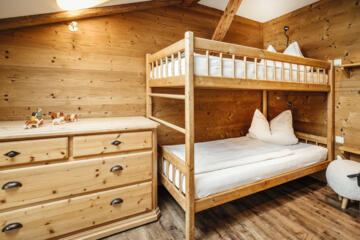 Kinderschlafzimmer mit Hochbett im rustikalen Appatement auf dem Ferienhof am Chiemsee