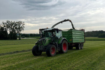 Ernte auf dem Bauernhof am Chiemsee in Bayern - der Urlaubsort für Familien mit Kinder