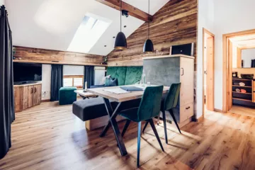 Ferienwohnung mit Ess- und Wohnbereich mit viel Altholz