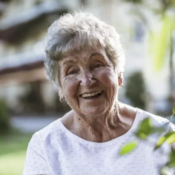 Oma Betty im Bauerngarten mit Rosen